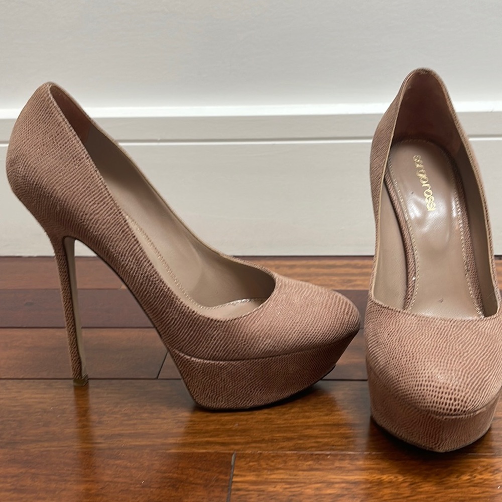 Sergio Rossi platform pump in color beige - excellent cindition
